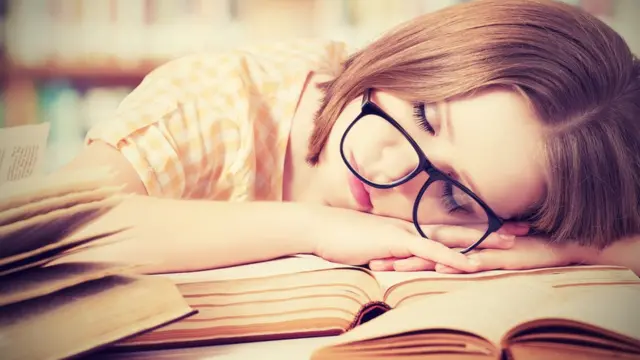 Persona leyendo un libro en su tiempo de descanso
